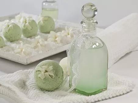 沐浴液属于化学合成洗涤剂,泡沫丰富稳定,性质温和,不刺激皮肤和眼睛
